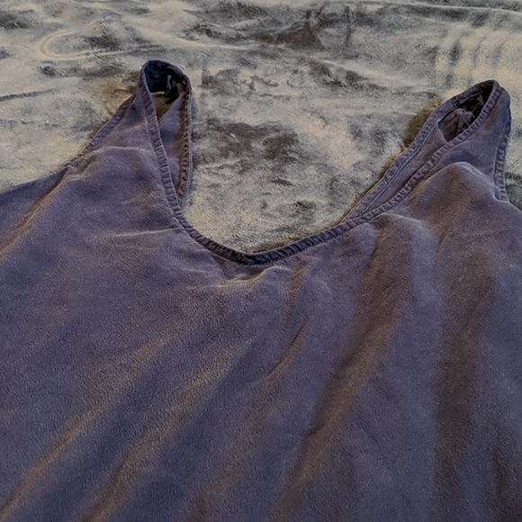 🥝2 for $10 Periwinkle v-neck silk tank - Picture 4 of 7